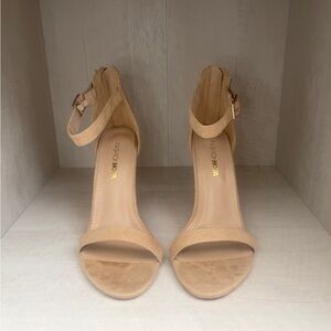 NUDE ROUND TOE HEELS.